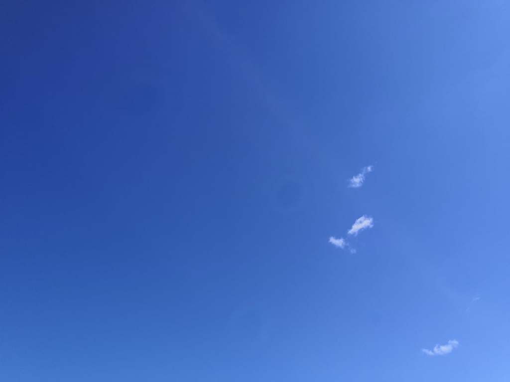 sininen taivas ja pienenpienet pilvihahtuvat